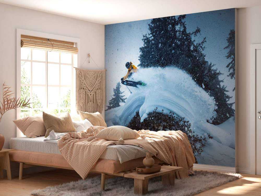 Sprong in sneeuwstorm tussen naaldbomen