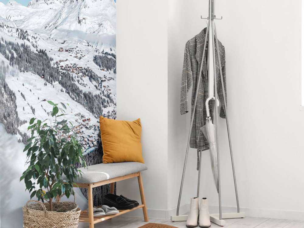 Afdaling boven alpendorp in sneeuw