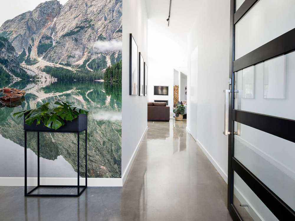 Bergmeer in stille ochtendmist