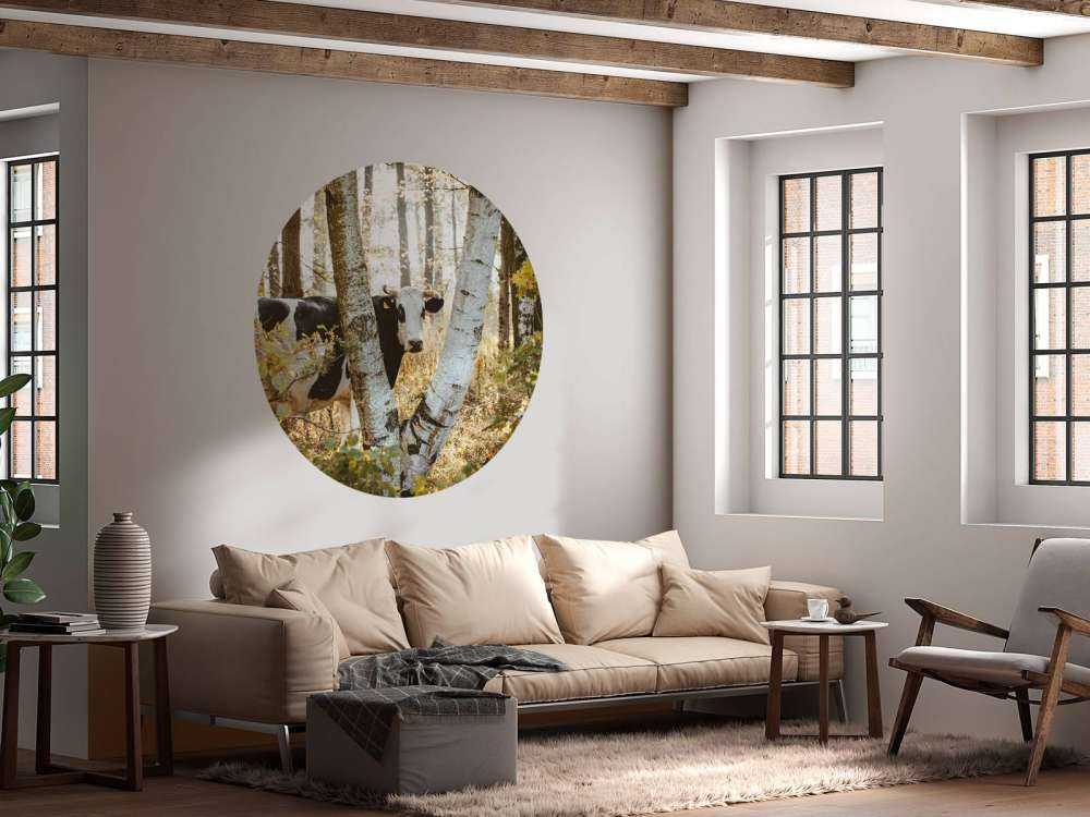 Nieuwsgierige Koe in het Woud