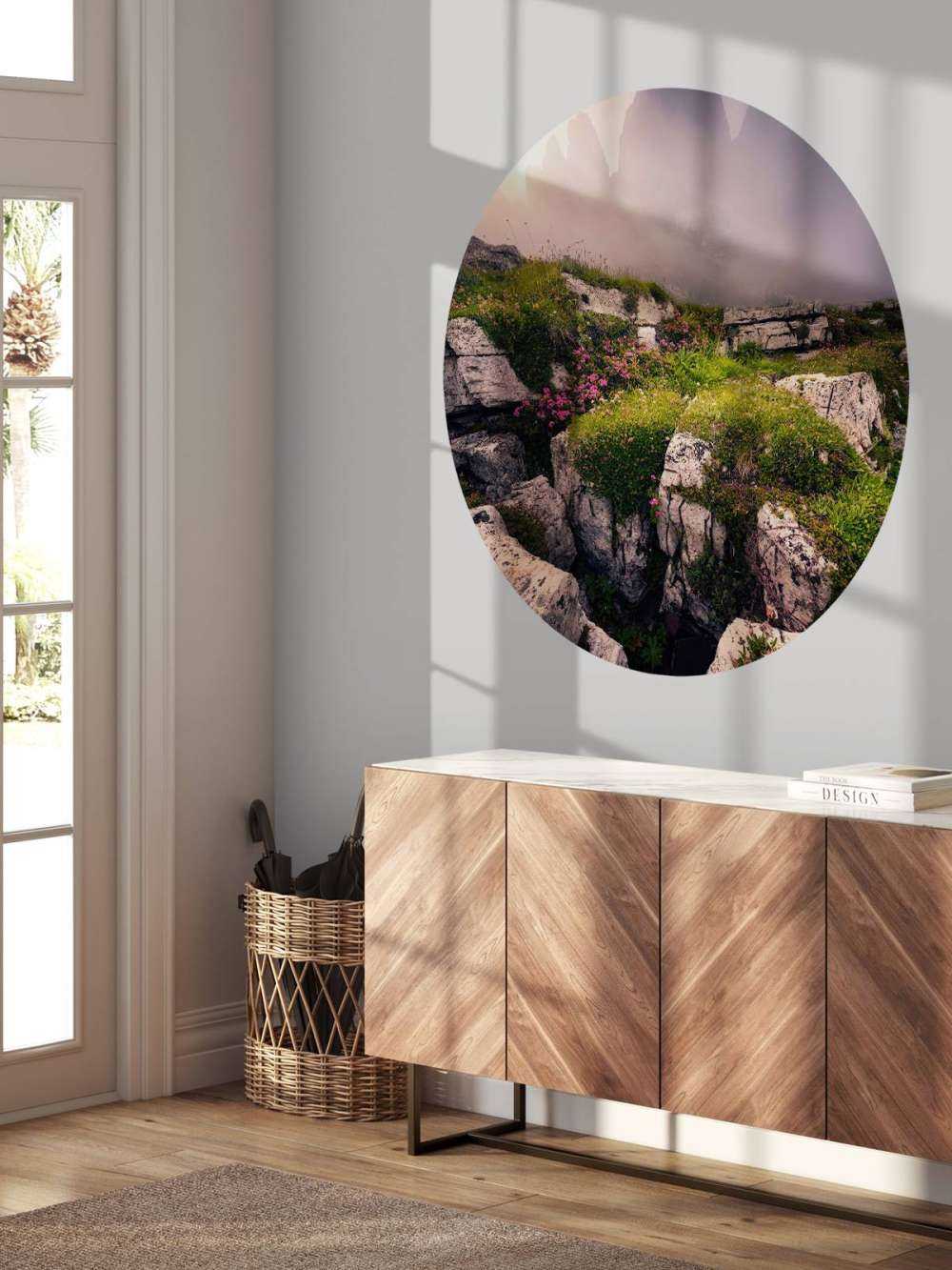 Nevelige Bergtoppen en Alpenbloemen