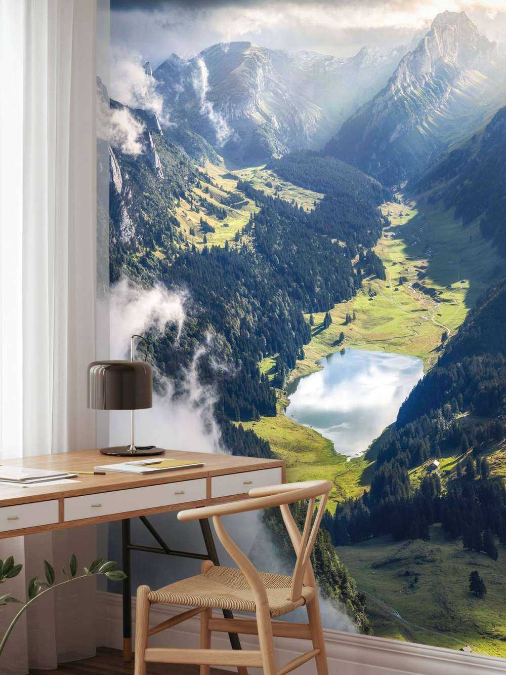 Zonlicht over bergmeer in vallei