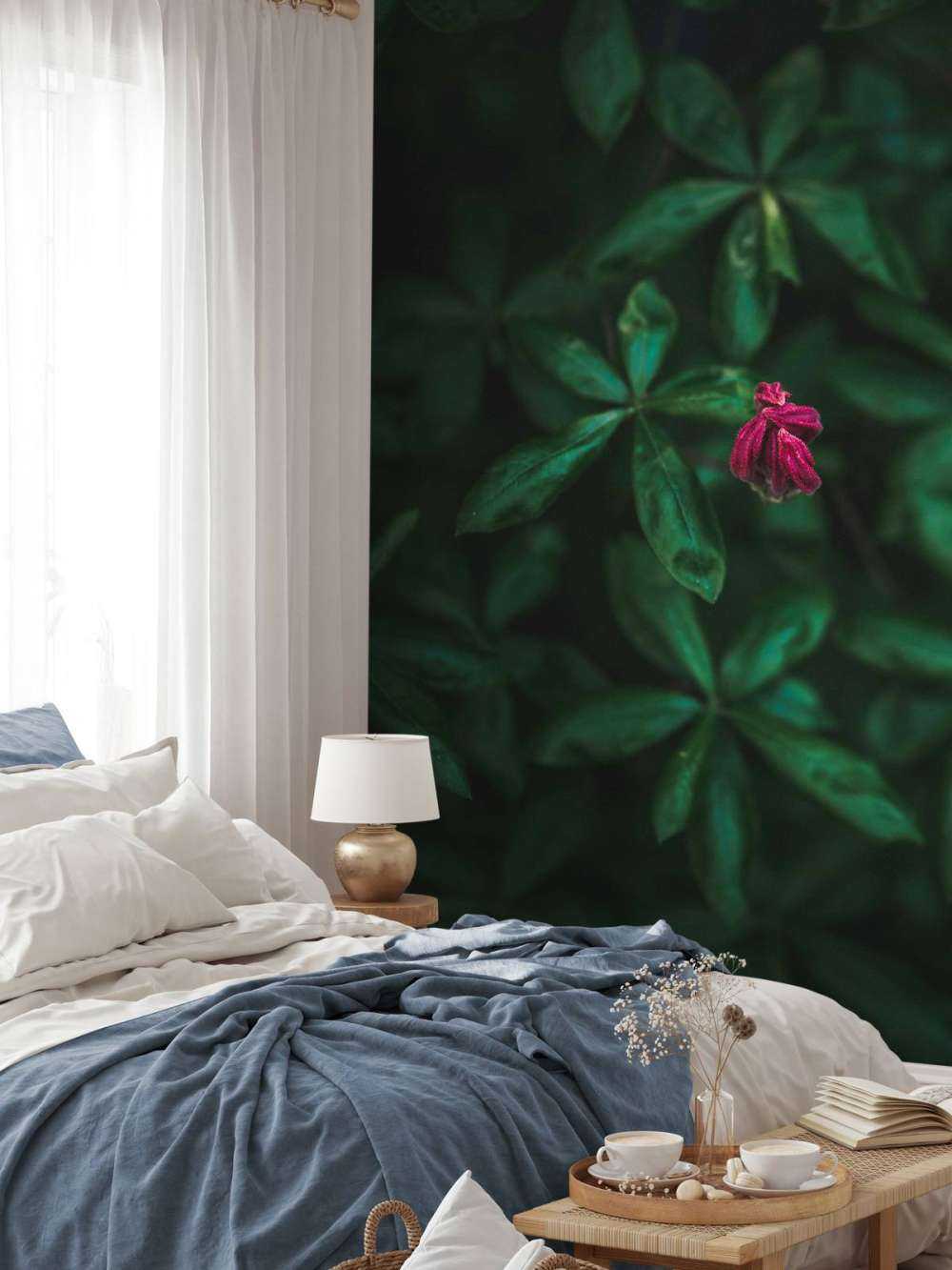 Verborgen Bloem tussen Bladeren