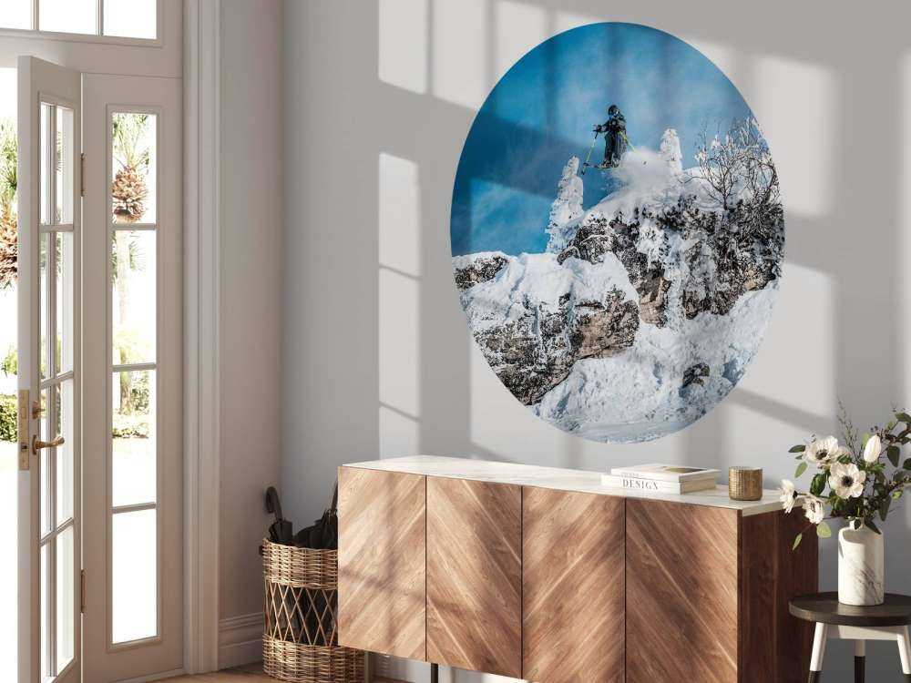 Freestyle skiër in besneeuwde bergwereld