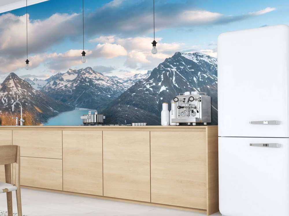 Uitzicht over alpenmeer bij zonsondergang