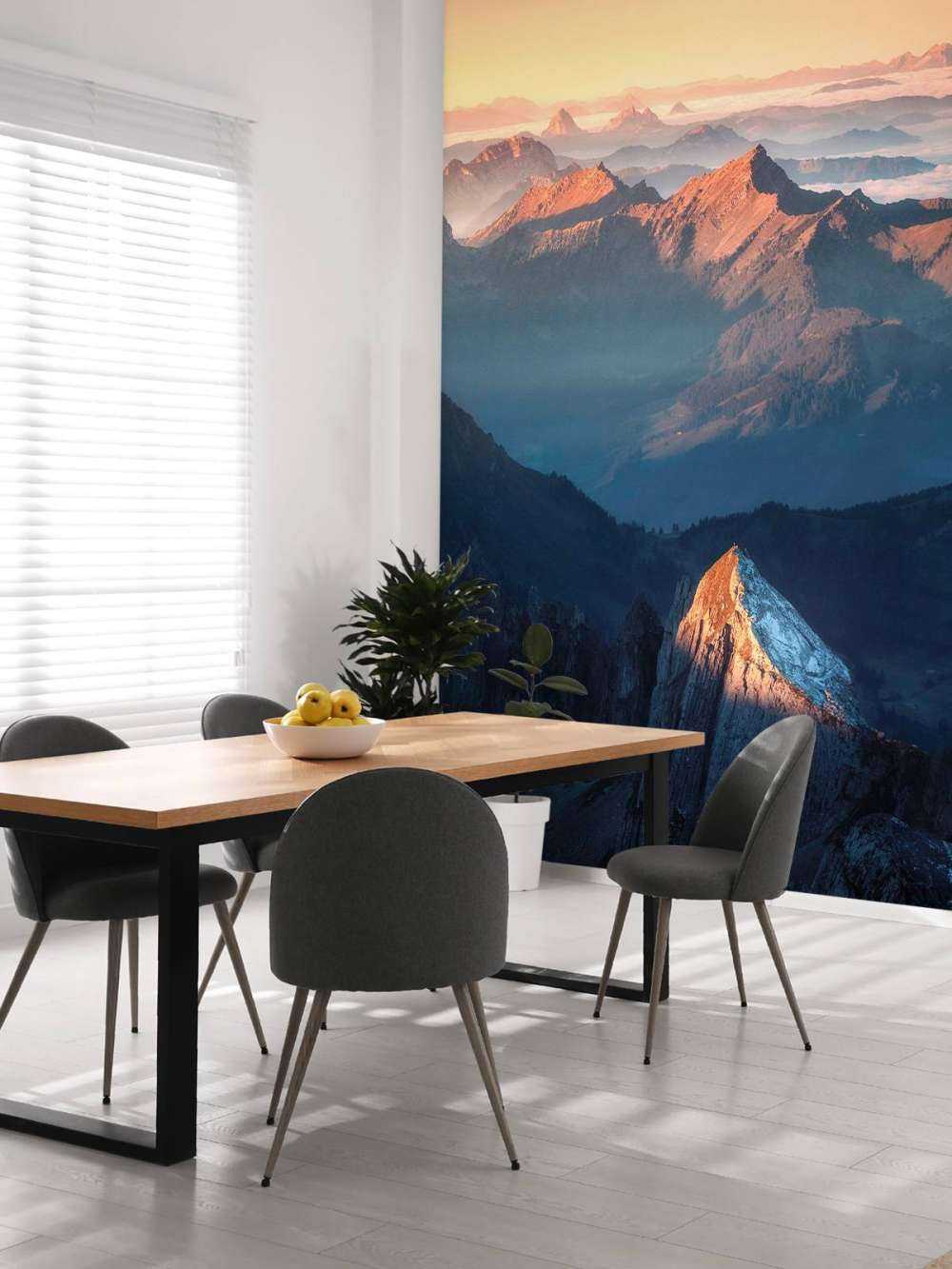 Eerste zonlicht op bergkam