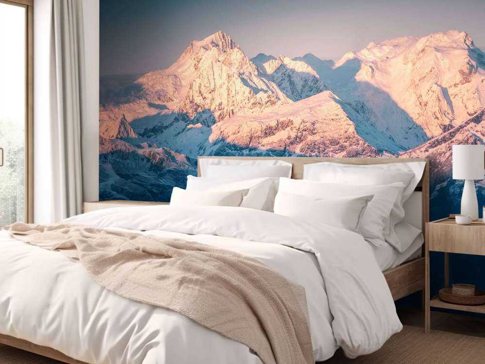 Ochtendlicht op besneeuwde bergtoppen