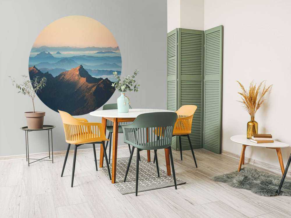 Bergkam in ochtendmist en zonlicht