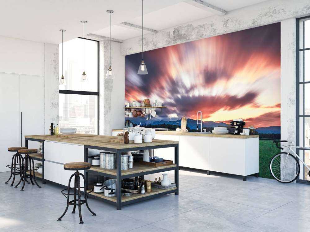 Zonsondergang boven groene vlakte