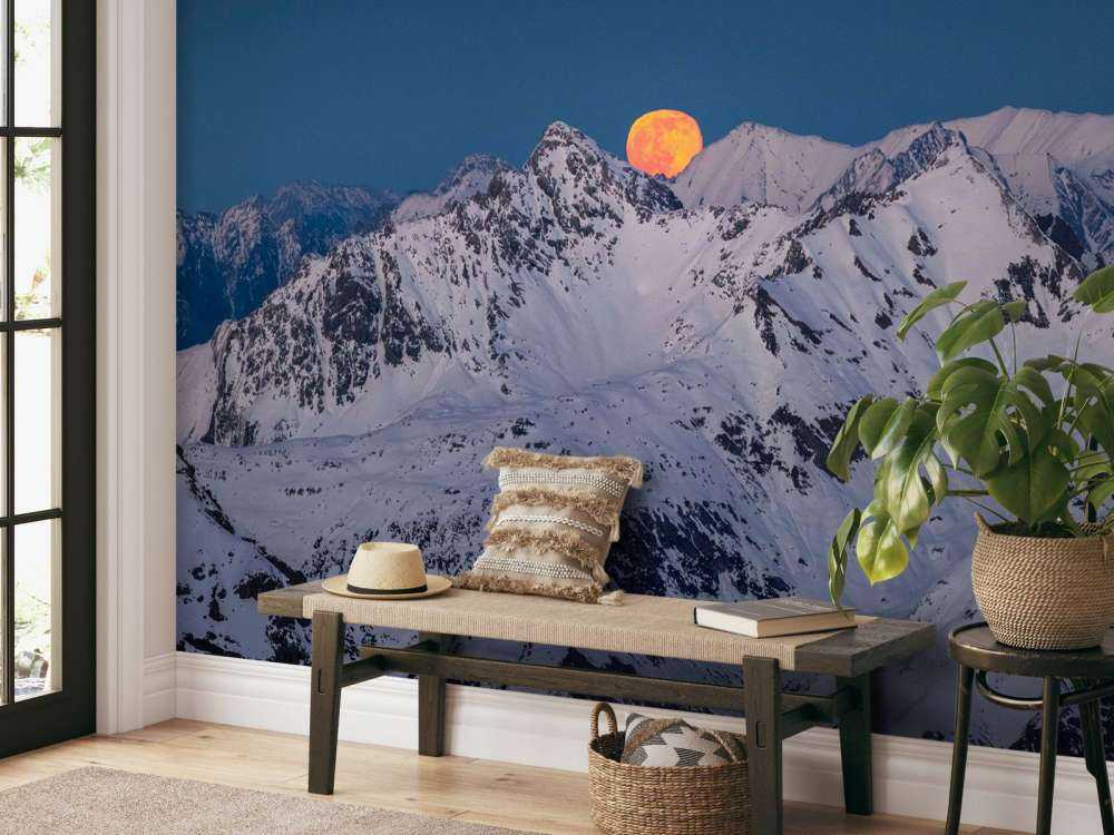 Volle maan boven alpentoppen