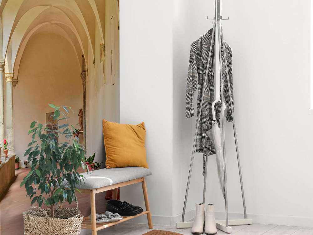 Binnenplaats met bogen en planten