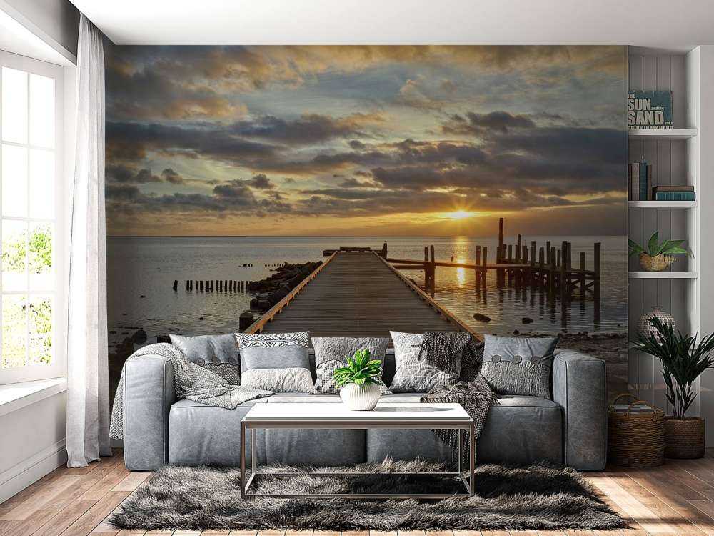 Houten steiger met zonsopkomst