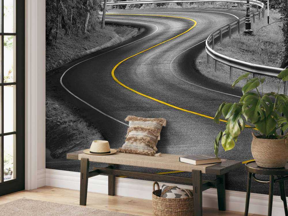 Weg met een gele streep