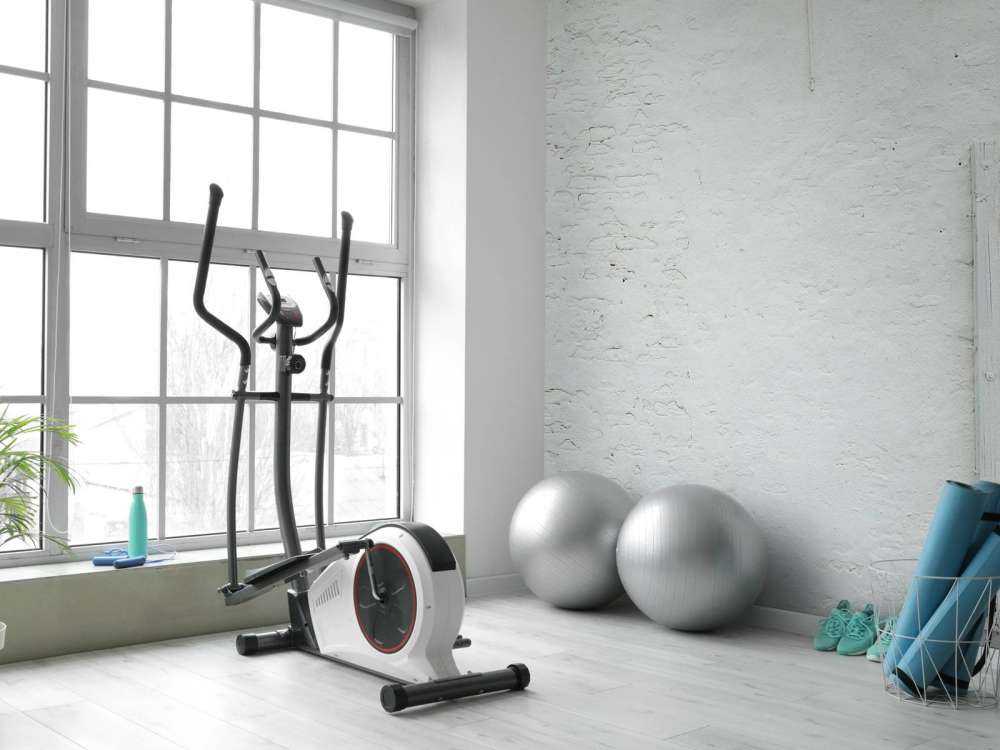 Muur met wit stucwerk en balk