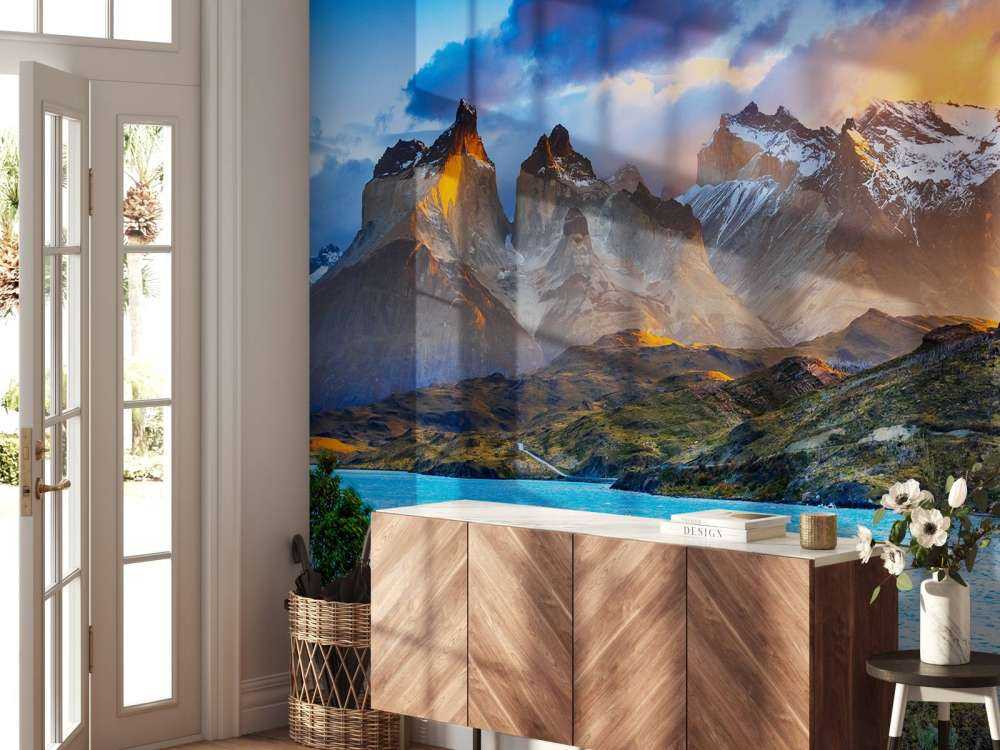 Vulkaan met een meer op de voorgrond