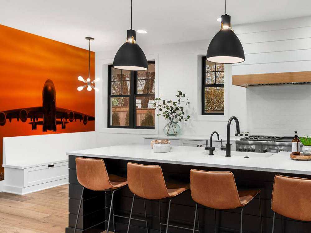 Passagiersvliegtuig boven de zee bij zonsondergang