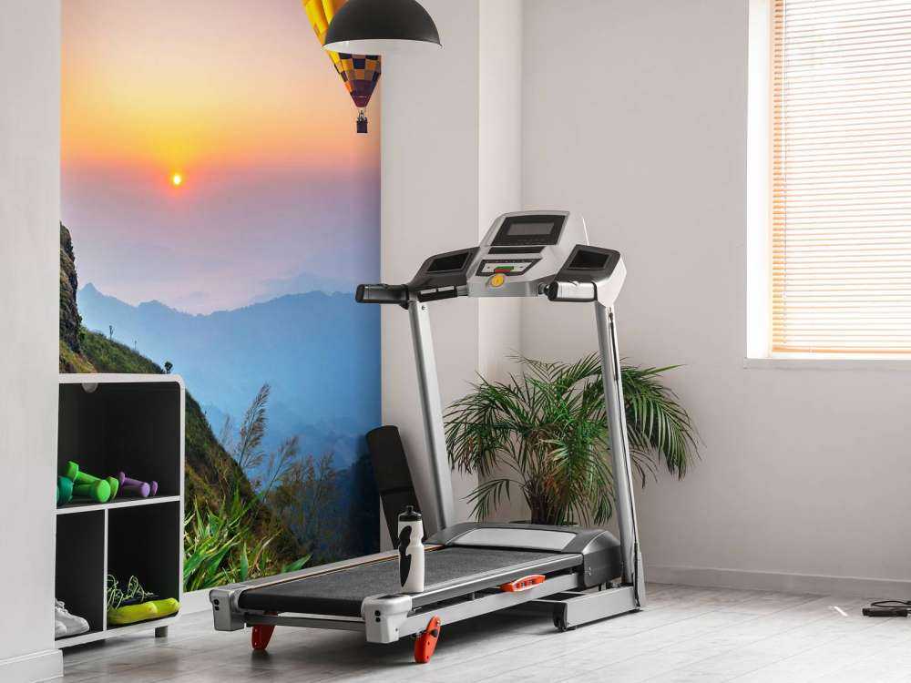 Luchtballonnen in de avond boven een berglandschap