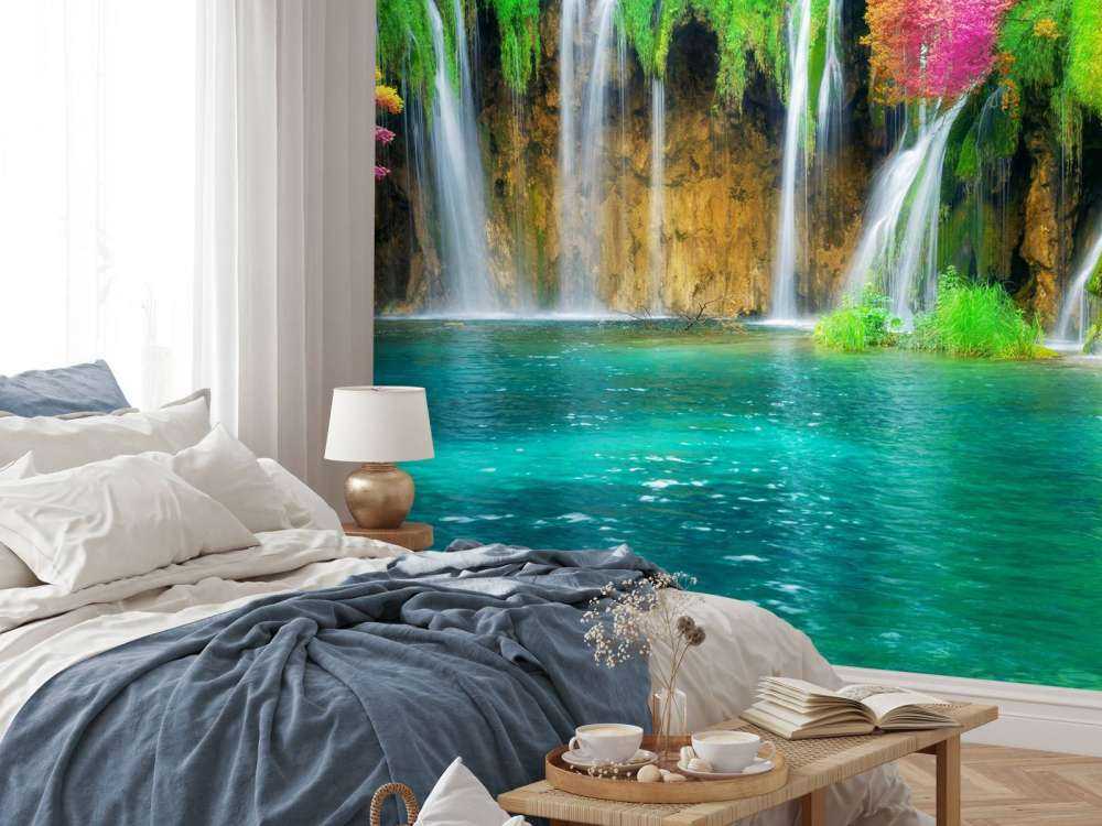 Exotische waterval met kleurrijke bloemen