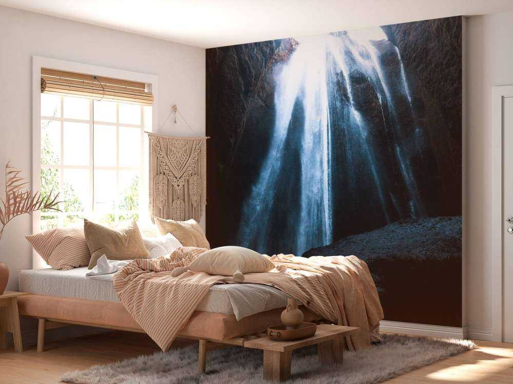 Waterval naar een donkere grot