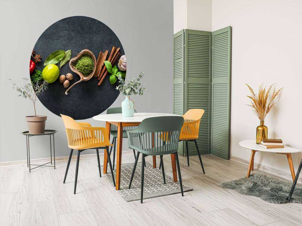 Kruiden en specerijen met een donkere achtergrond