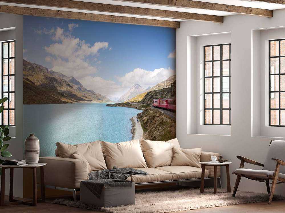 Rode trein langs een meer