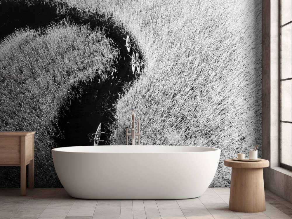 Kajaks in een rivier met riet