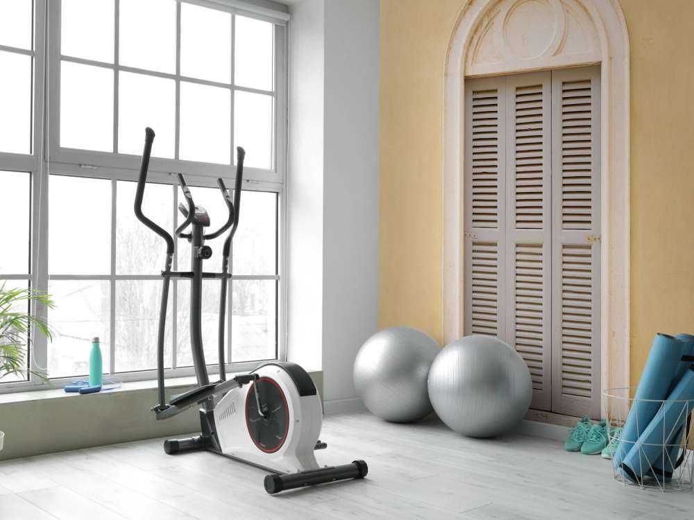 Raam met houten luiken op gele muur