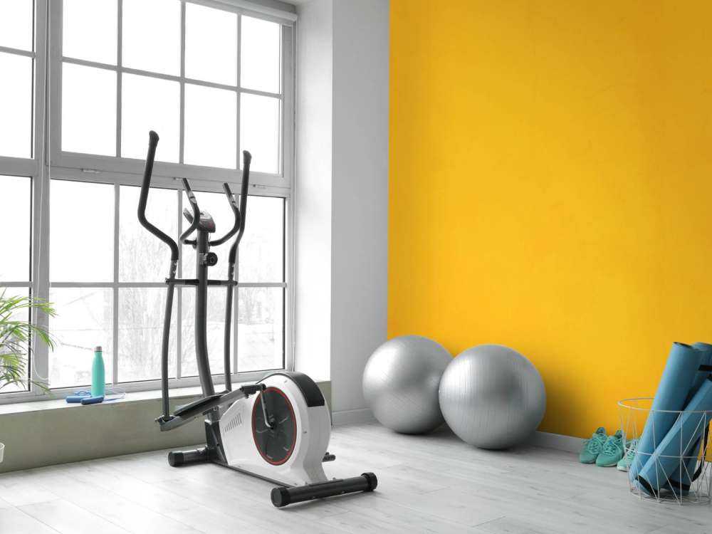 Zonnig oranjegeel beton