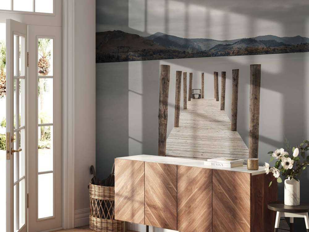 Steiger aan een rustig meer