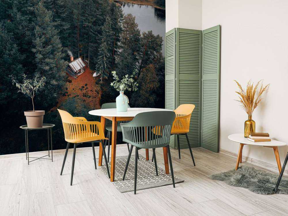 Hut omgeven door bos en meren