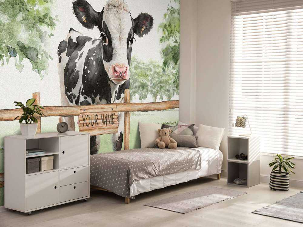 Jonge koe in een weiland