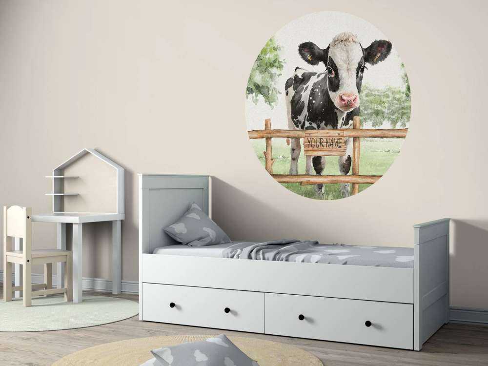 Jonge koe in een weiland