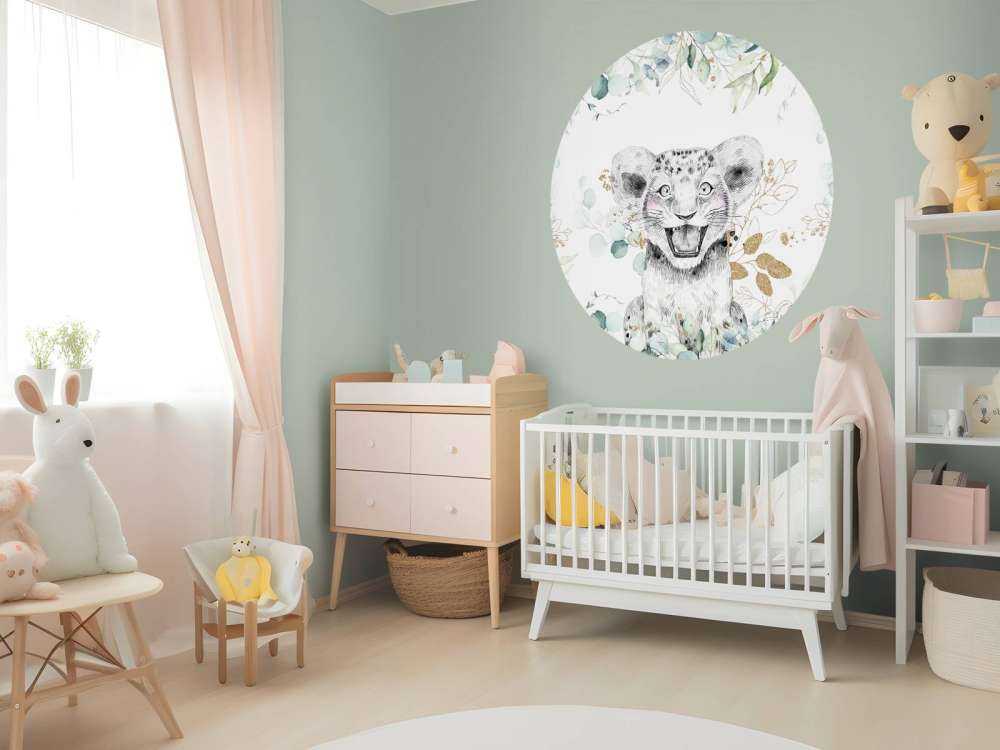 Babyleeuw met muntblaadjes