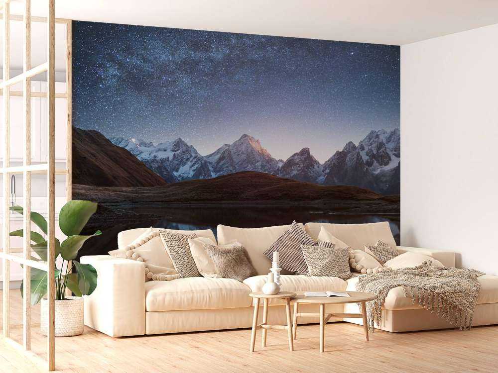 Bergen met sneeuw bij nacht