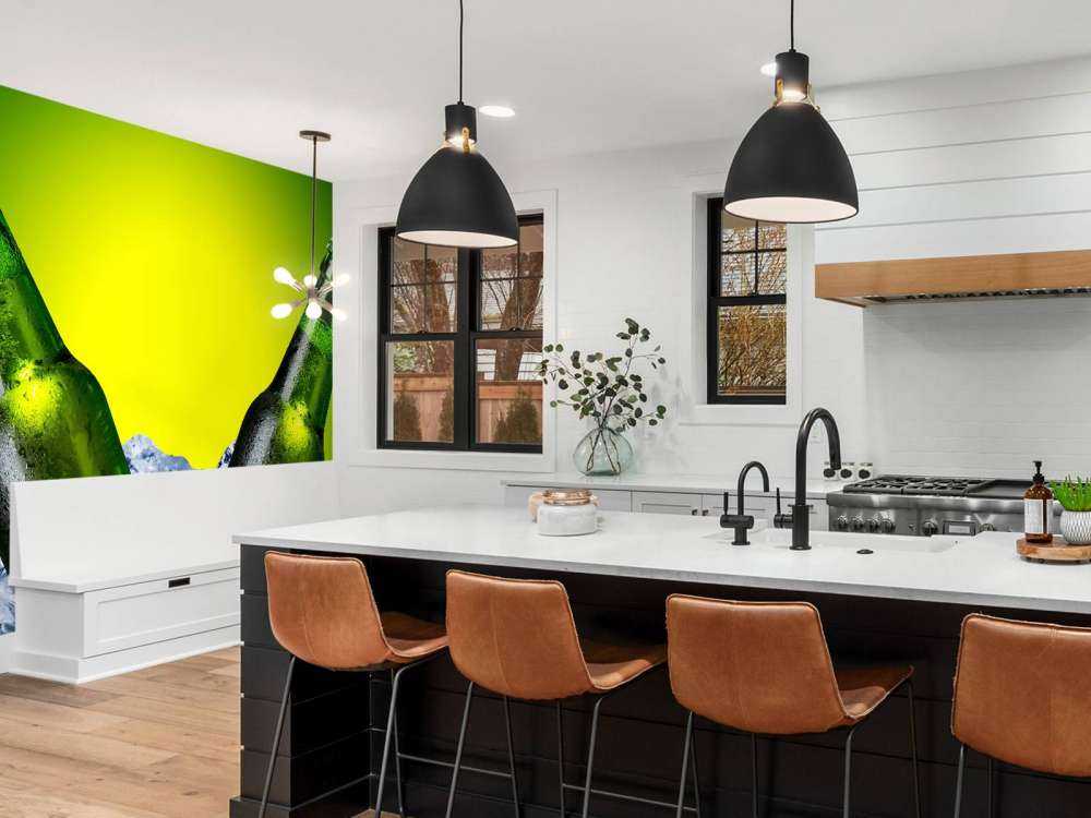 Groene bierflesjes met een groene achtergrond