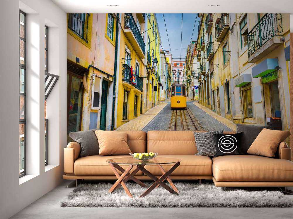 Tram door een straatje in Lissabon