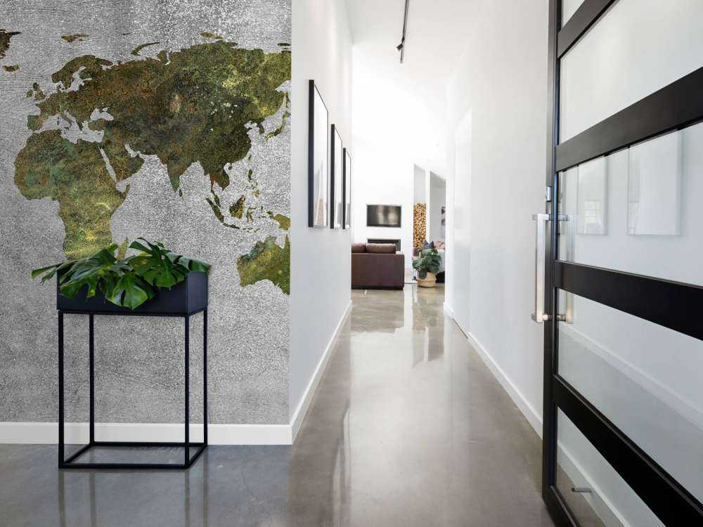 Wereldkaart met groene structuur op grijs beton