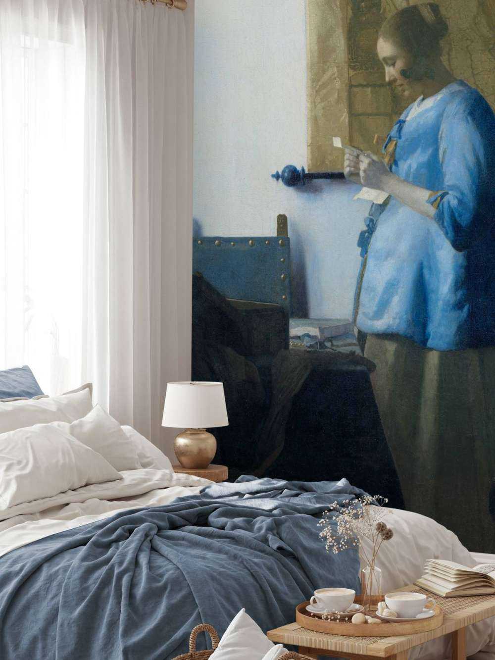 Brieflezende vrouw in het blauw