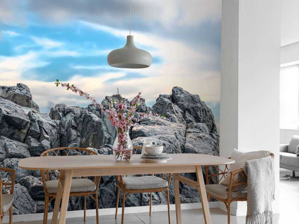 Rots onder mooie wolken