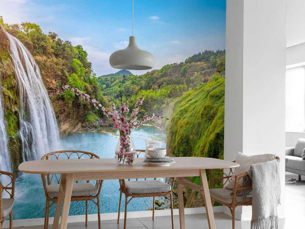 Rustgevende waterval naar een rivier