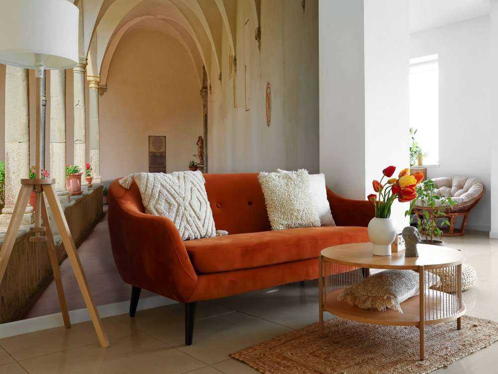 Binnenplaats met bogen en planten