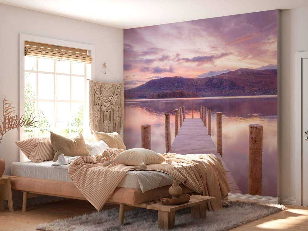 Houten steiger bij zonsondergang