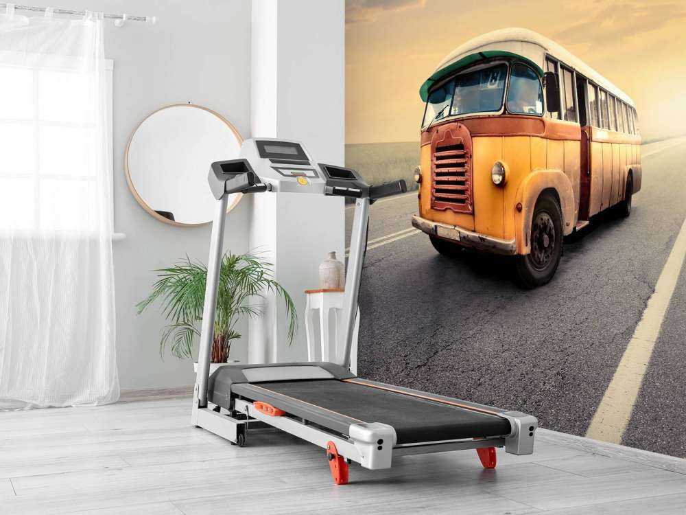 Bus op een verlaten weg