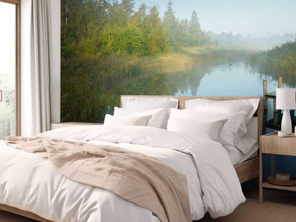 Houten steiger in het bos