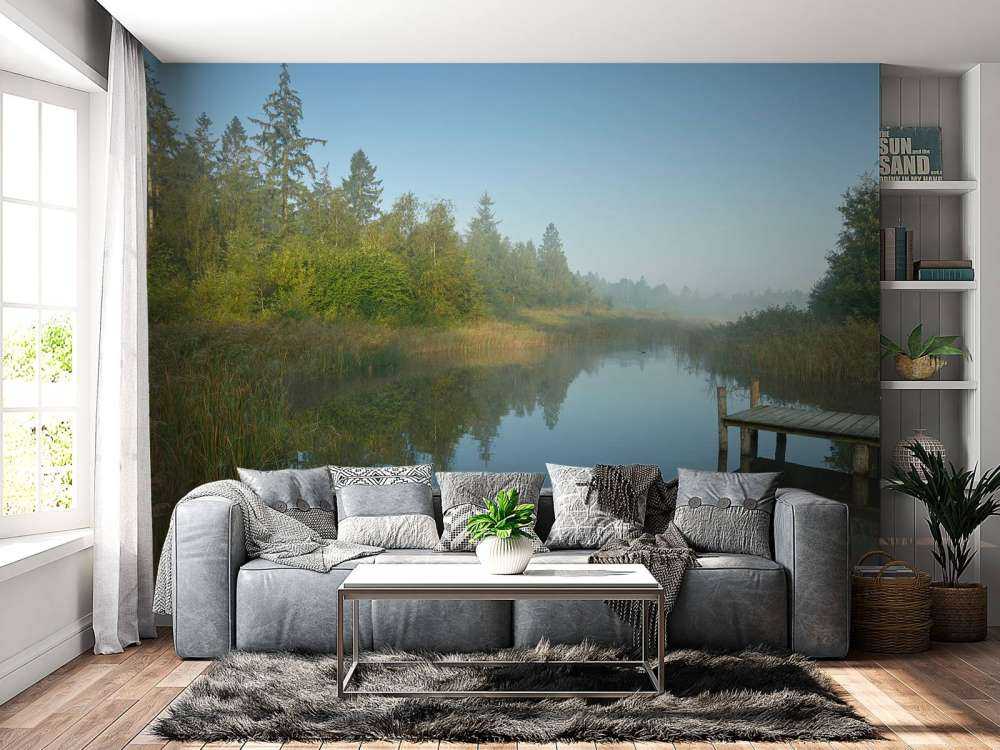 Houten steiger in het bos