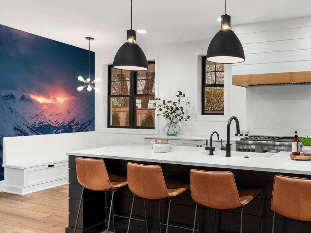 Avondgloed boven stil bergdal