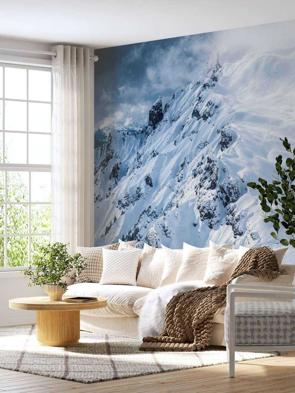 Sneeuwkammen onder stormachtige wolken