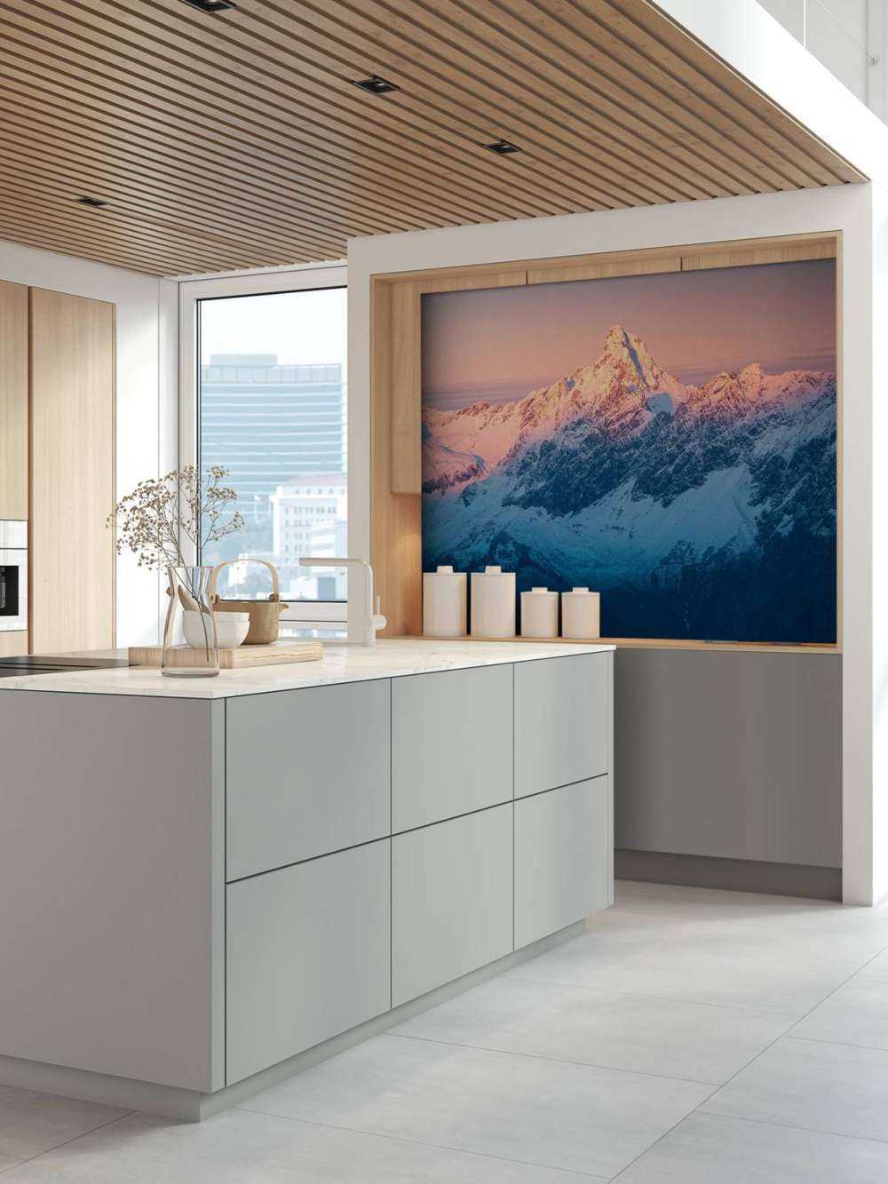 Avondlicht op besneeuwde bergtop