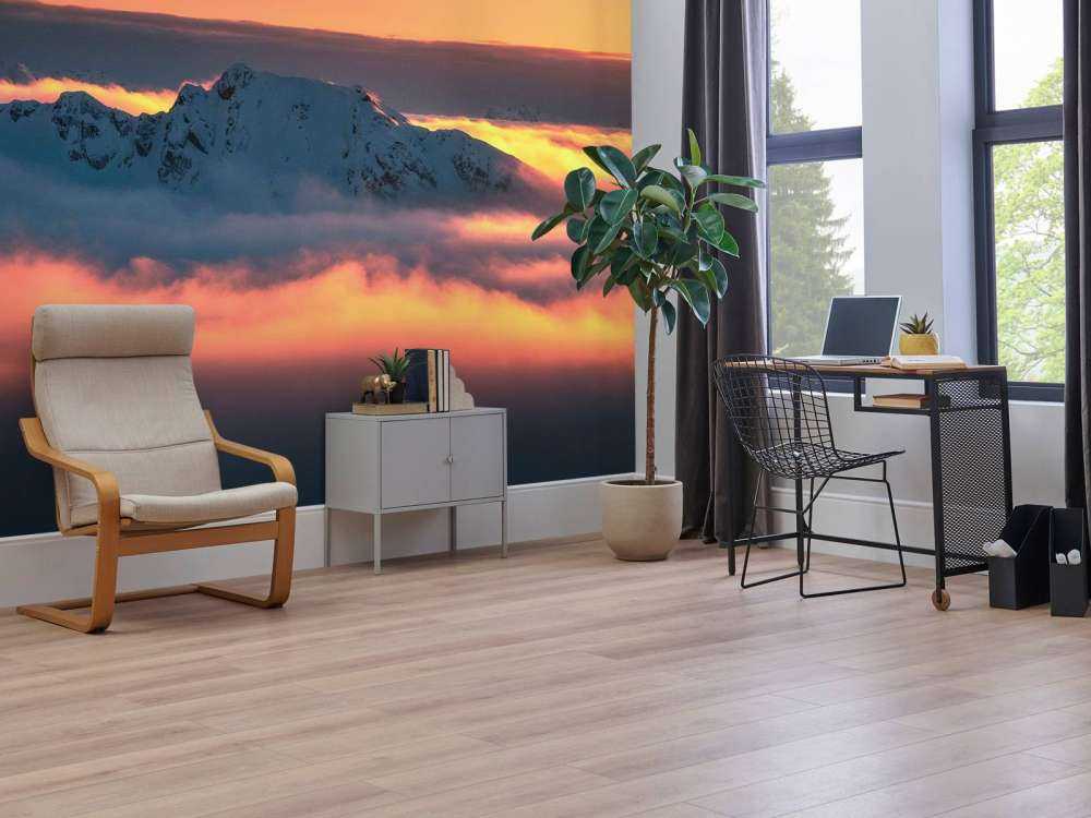 Besneeuwde bergtop in wolkenzee