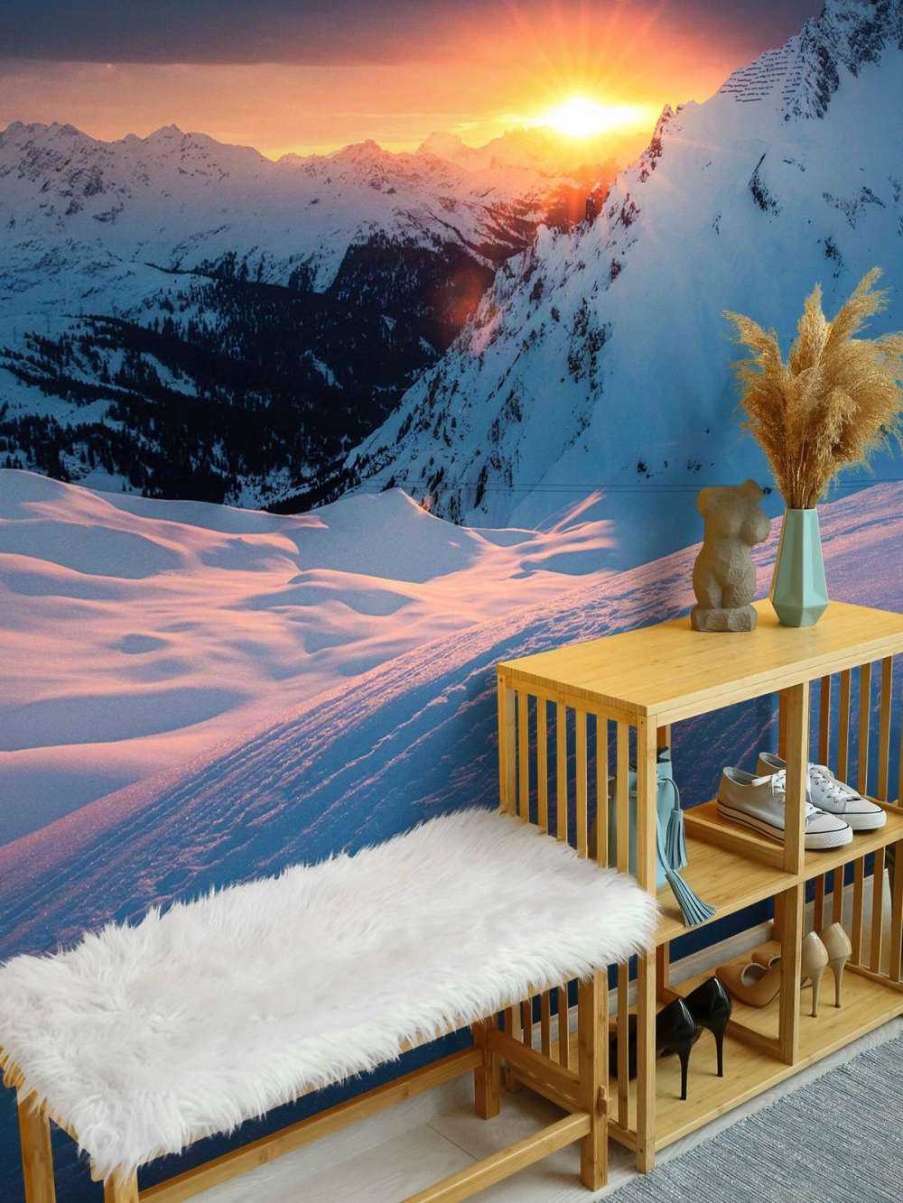 Ondergaande zon boven besneeuwde alpentoppen